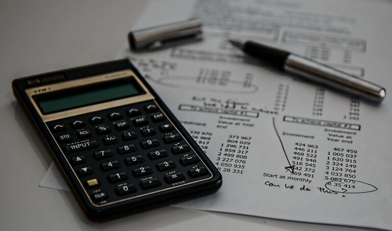 Λιγότερος φόρος στον μισθό από τον Ιανουάριο: Ποιοι κερδίζουν και πόσο αυξάνονται οι καθαρές αποδοχές