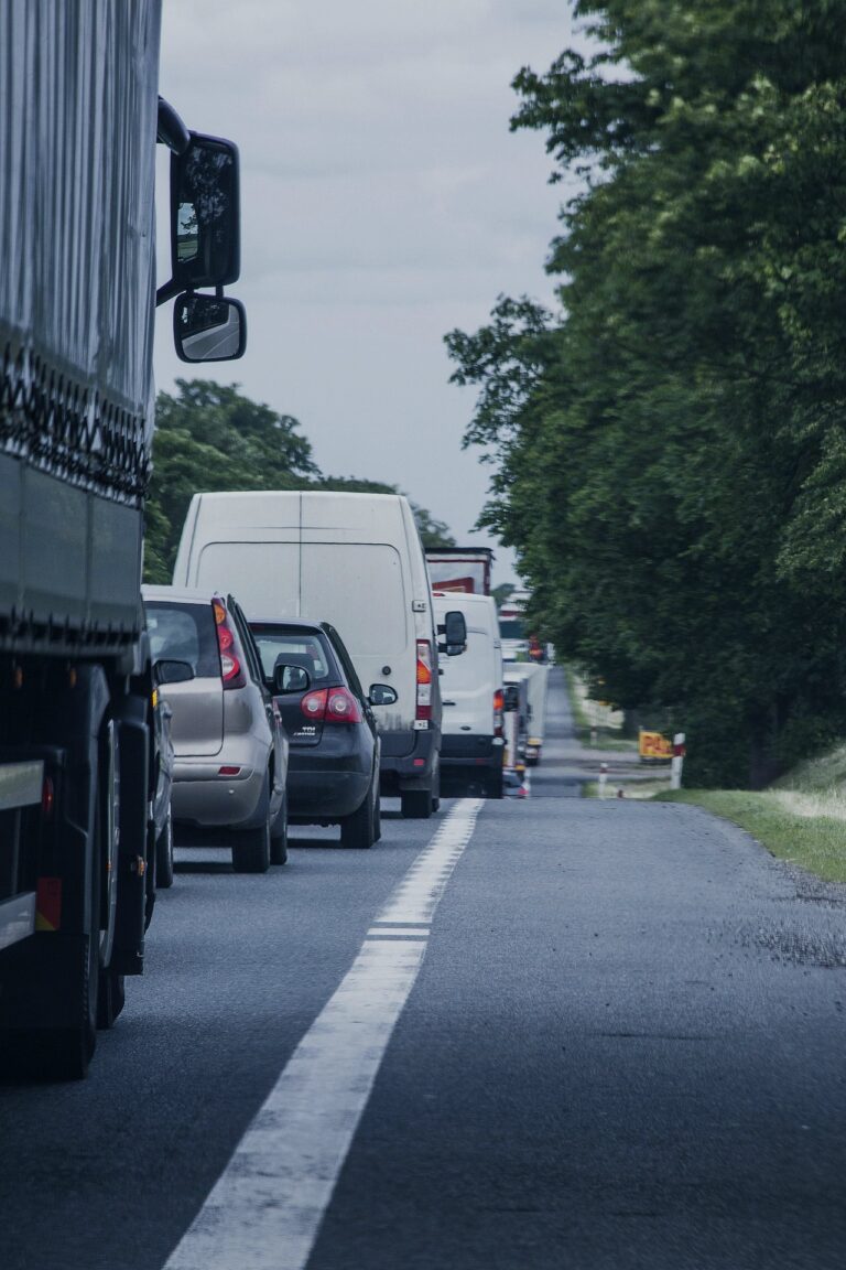 Κυκλοφοριακή κρίση διαρκείας: Το σχέδιο κυβέρνησης για δρόμους, φορτηγά και μετακινήσεις