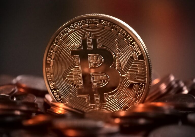 Το Bitcoin κάτω από τα 80.000 δολάρια: Τι κρύβεται πίσω από τη βουτιά του πιο δημοφιλούς κρυπτονομίσματος