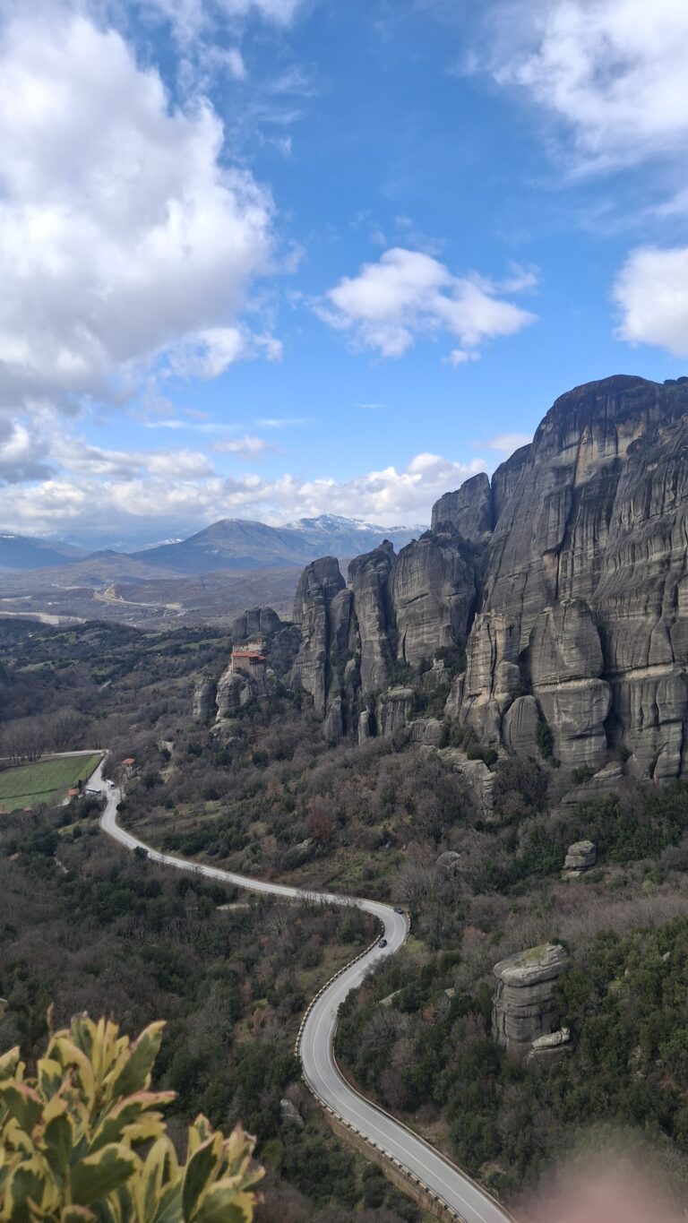 Booking.com: Το 51% των Ελλήνων ταξιδιωτών σχεδιάζει road trips