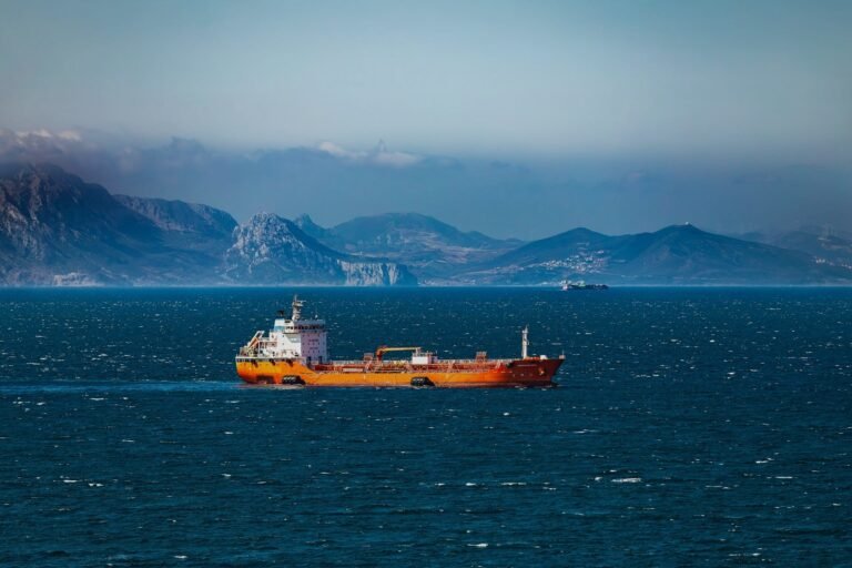 Πτώση στη ναυτιλιακή κίνηση στο Στενό του Ορμούζ μετά από επίθεση σε δεξαμενόπλοιο