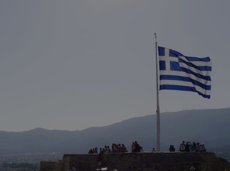 Διπλό σήμα εμπιστοσύνης για την Ελλάδα από Moody’s και Scope – Το χρέος, τα πλεονάσματα και ο δρόμος προς την ανώτερη επενδυτική βαθμίδα