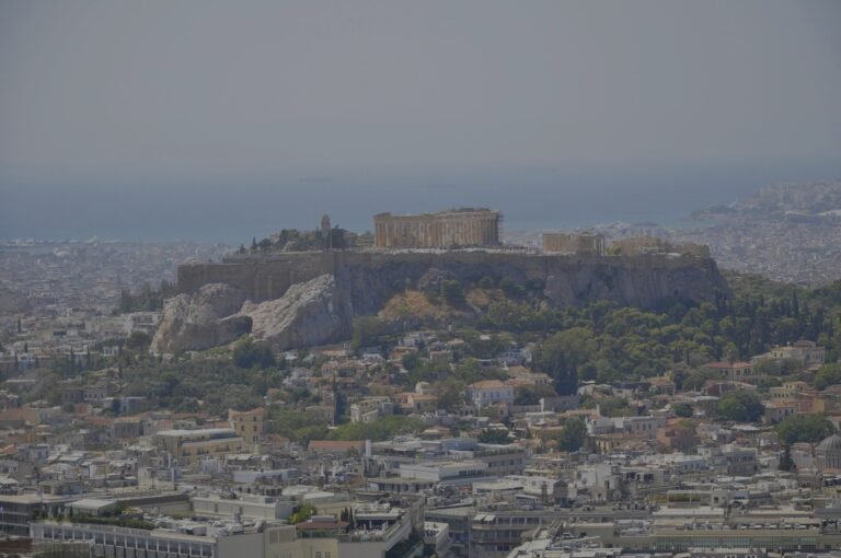 Τουρισμός: Ισχυρή αύξηση εσόδων παρά τη συγκράτηση των αφίξεων